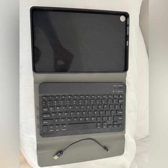 Amazon fire max 11 tablet case with Bluetooth keyboard - Picture 2 of 5